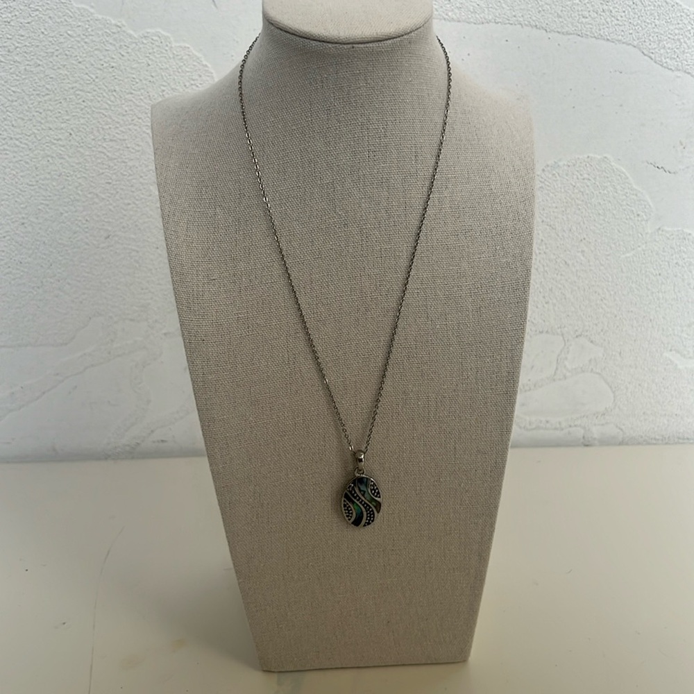 AQUARIUS DESIGN New Zealand Paua Shell Design Pendant Silver 16 inch Chain NWT